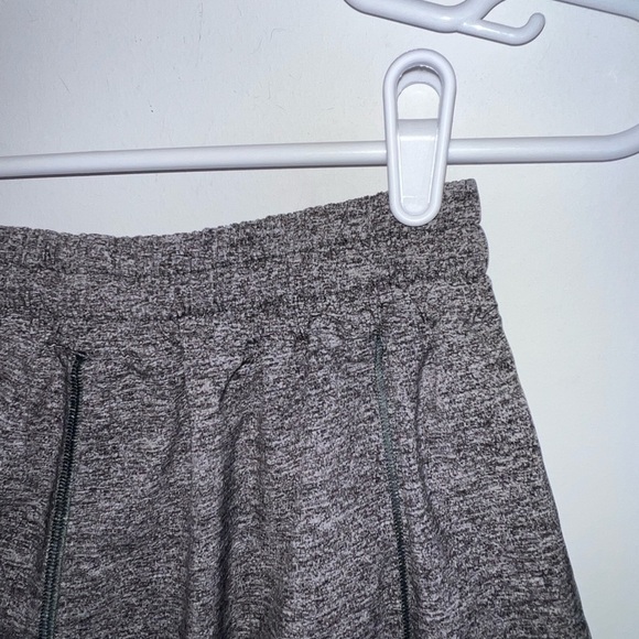 LULULEMON GREY AND BLACK SHORTS SIZE 6 - Picture 5 of 10